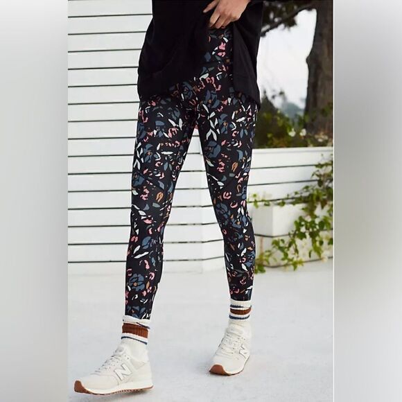 Sweaty Betty Power leggings in black with floral print. 6 - Picture 2 of 3